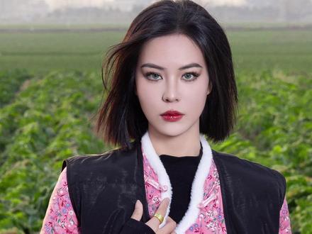 张嘴回家溜馍,闭嘴国际超模!挑战拍遍所有花袄!#拍照#张社长 #张婶儿