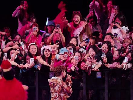 又是握手又是递麦,看得出汪苏泷你是玩爽了😆 澳门内场的朋友吃太好了吧!!😍《有点甜》下台饭撒完整版,来找找自己吧~| 2026.2.27汪苏泷澳门演唱会🎶 #汪苏泷 #有点甜 #汪苏泷演唱会 #汪苏泷澳门演唱会 #汪苏泷罗曼前传