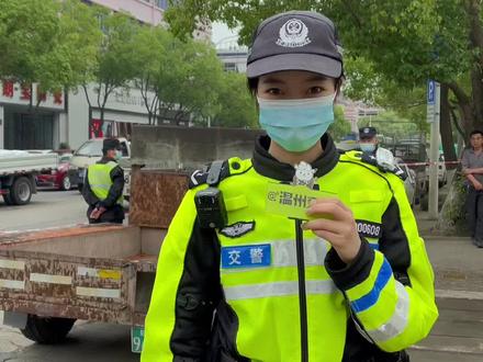 #一颜难尽 #政媒原创作者联盟 发现在城市道路行驶的农用拖拉机,盘!