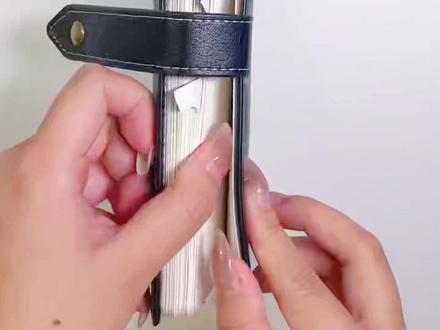 ✎⸝⸝⸝📜日记本这样装饰 每天都想记录 出镜胶带:
《日子有序》
循环长度:100cm
材质:书写纸,带离型纸
尺寸(宽x长 ):7cmx5m
印刷方式:书写纸特油+模切
•┈┈┈┈┈┈୨୧┈┈┈┈┈┈•
手帐本:
《凉夜 》
产品包装:礼盒包装
产品尺寸:14.3cm x20.5cm
产品外壳:高质量PU硬壳耐用、不易变形
产品内页: 160页/80张120GSM高端纸(每平方120克)书写感佳顺滑,同时粘贴大部分胶带不撕纸。内页是灰色印刷的点状,而非常见的纯黑色点状辅助创作或写字的同时不显突兀。
本子扣带:本子的扣带有2个底扣,可以根据需要,通过扣内/外扣的方式调节宽松。
注:本子可用于日常书写,以及用和纸胶带/贴纸等粘贴装饰,不适用于马克笔、水彩笔等颜料笔绘画
•┈┈┈┈┈┈୨୧┈┈┈┈┈┈•
#手帐 #手帐排版 #手帐er手帐日常 #手帐日常 #手帐胶带