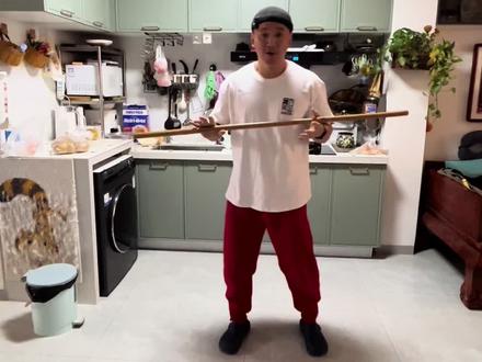 不好意思各位在讲动作的时候注意力都放在内容上了好像内风车外风车说反了大家多担待领会精神理解万岁#棍流 #权仗