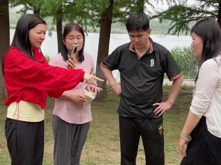 李月把阿杰带出去,找到了一个埋在石头旁边的盒子,阿杰十年前的消失跟这个盒子有关系吗#寻亲#情感#记录生活