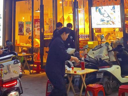 肥姨妈螺蛳粉天长路店,乏善可陈,食之无味,弃之可惜。 该夸夸该喷喷,我消费了,我有权发言,螺狮是没有的,小料台是脏的,冰豆花是没有冰的,螺狮粉味道是超级寡淡的,腐竹是又小又碎的,天长东路的肥姨妈真的是一次又一次让我失望,我说的这些仅代表我当天用餐感受,不代表该店以后及其他时间点,下次再去试一下吾悦广场店,希望能好一点。#滁州美食 #肥姨妈螺蛳粉 #滁州天长路 #今天吃什么 #热点小助手