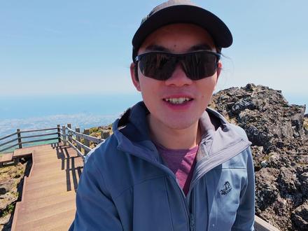 徒步日记|济州岛-汉拿山 济州岛真的太适合徒步佬啦!这次来拿下了韩国最高峰汉拿山,下次再来一定走满100km的偶来小路!
期间花了一天在牛岛、日出峰溜达了一下真的给我惊艳到了!蓝宝石玻璃海与火山地貌的搭配也太绝了!我现在对麦理浩径已经有点祛魅了hhh
#户外徒步 #江浙沪徒步 #济州岛 #汉拿山 #徒步vlog