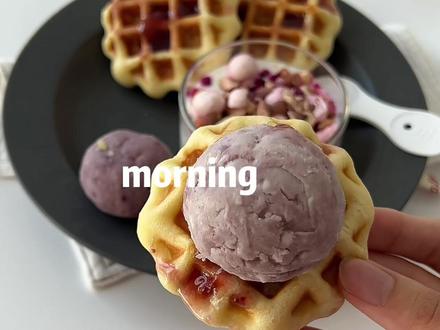 芋泥奶酪💜比利时mini华夫饼🧇超快手
-
上班族快手早餐/下午茶
可提前一晚做好面团放冰箱冷藏隔天直接热压就可以吃到热乎乎的早餐啦!
也可做好后常温放置第二天吃一样软乎乎超香der~
·
▷迷你华夫饼
➠材料:中筋面粉65g,低筋面粉60g,鸡蛋20g,牛奶20g,糖20g,黄油17g,干酵母3g,盐1g。
➠紫薯芋泥陷:紫薯芋泥100g,奶酪15g,炼奶适量(甜度自己调)。
➠做法:
①将除了油的其他材料混合揉成团,再加入黄油揉至吸收成光滑面团。
②放置20分钟,切成6块,包入紫薯芋泥陷。
③可以直接密封好放入冰箱冷藏第二天早上直接热压就可以吃啦,
或者夏天室温密封放置20-30分钟,再热压趁热吃
-#过年的快乐当然是吃吃吃 #跟着抖音做美食 #动手自己做美食 #甜品治愈一切 #悠闲下午茶
-