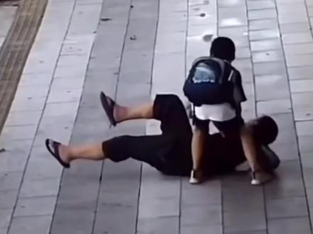 父亲醉酒后躺在马路边,七岁萌娃报警求救。 #醉酒 #救援 #萌娃