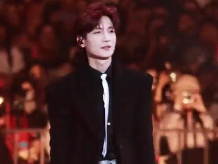 穿越剧之用南京演唱会舞台 打开陈楚生新歌《荒野国王》 穿越之用2025.9.21南京演唱会舞台打开陈楚生新歌荒野国王
一起来听生哥陈楚生@陈楚生 新歌《荒野国王》吧 生哥说上海场会场这首耶✌🏻 超期待的 👍🏻
“旧皮箱里震动着龙吟
琴弦割裂绝望的封印
当月光点燃账单的灰烬
我在废墟之上构建崭新王城
没有援军就独自出征
掌心的老茧觉醒为剑纹
……
在荒野之中我是国王
我的皇冠就是
漫天风霜和散落星光
在荒野之中没有终章
我的故事交给风传唱”
4.11-12 虹足新歌首唱等你来❤️
感谢cr:北门老师 🤝
#陈楚生 #陈楚生新歌荒野国王