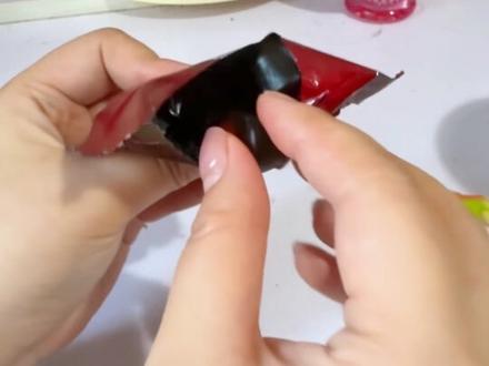 网上都说这种糖剥了皮会更好吃! 零食开箱测评!可以边玩边吃的剥皮糖!比食玩还有趣?来看看有没有你喜欢的糖果吧~#零食推荐 #吃货 #玩具推荐 #糖果 #年度热爱晒出圈