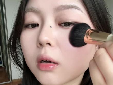干净到极致的粉白开水~透皮感太美了! #眼影盘 #缎光眼影 #眼影教程 #妆容分享 #rc新品