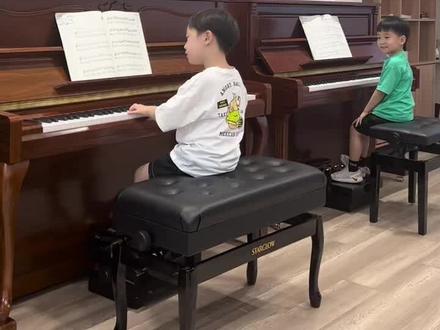 拉上你的小伙伴,一起弹一首《卡农》吧😄#子航和大锤 #卡农钢琴