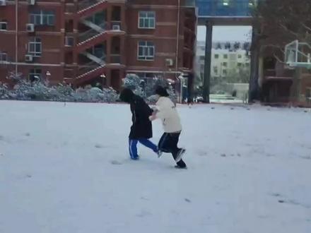 人总喜欢反季节的东西
#邯郸三中 #这是最平凡的一天啊 #24届毕业生