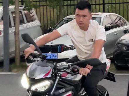 凯旋765rs青蛙王子,到底能不能吊打Z900?欢迎各位大哥来看车#凯旋765rs #川崎z900 #机车 #二手机车