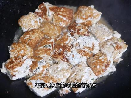 在岑溪来客人了最高的招待礼仪就是汤鸡磨豆腐。可见豆腐在岑溪人心中有着多么高的位置。你有多久没有吃过岑溪豆腐酿了?你还记得你妈妈做的豆腐酿的味道吗?#喜迎二十大印象新梧州