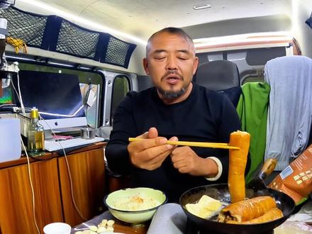 沙和尚在辽宁铁岭市,在车里吃煎猪大肠头,喝三酒合一#穷游