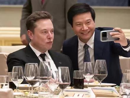 雷军主动找马斯克合影的视频,他的言谈举止在忙上引起了热议 #雷军#马斯克#热点#内容启发搜索