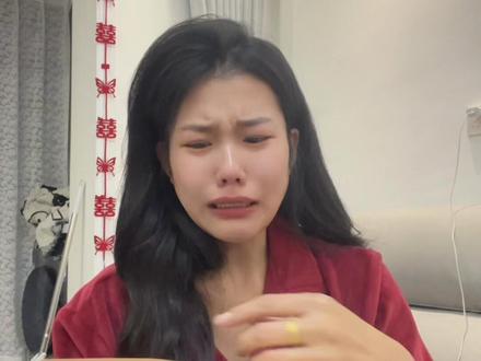 我有一位好嫂嫂一位好哥哥,一个温暖的家!事情源于结婚第一天收拾东西的时候,无意间发现我哥嫂送我的礼物,里边有一张纸条,当我打开纸条去阅读的时候,我的心情辗转反侧,以至于现在我编辑文字的时候,眼泪也是一直往下掉,看起来简单的一张纸条一段文字,但是其中覆盖了太多太多, 眼泪是幸福的感动的也是怀念的,更是感叹的,我为我感到有一位好嫂嫂而幸福!为我爸妈娶到一位好儿媳妇而感到骄傲,为时间的点点滴滴而怀念,我嫂嫂来我家已经10年了,这10年我们也一起经历了风风雨雨,其中有太多的怀念, 就像其中我嫂嫂写的的一句话,10年前你迎我入门,10年后我送你出嫁!10年前我还是一名初中生的时候,从未想过10年后会是怎么样的,也不懂时间的概念,可是到今天我看到我嫂嫂这张纸条的时候,我感叹时间的飞速,一转眼已经10年过去!我感叹时间过得这么快。 十年听起来是一个漫长的时间,而回头看就像是在一念之间。 如今我已嫁人,仿佛已经意识到了自己再也不是一个小孩子,从今往后自己的肩膀也有了应有的责任,娘家也成了我的港湾,时间匆匆,希望大家都能够多陪陪自己的家人,珍惜当下拥有的一切,人生小满盛万全!真心的祝大家家庭和睦,全家幸福。