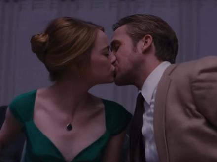 《City of Stars》唱的不是爱情?爱乐之城音乐解析。这不是一首简单的情歌。
《City of Stars》在《爱乐之城》中一共出现了5次,而这5次,刚好对应了Mia和Seb从相遇、靠近、相爱,到撕裂、告别的5个阶段。
本期视频,会讲到:
为什么《City of Stars》会成为整部电影最温柔、也最残忍的一条情感暗线;
为什么它第一次出现,就被Mia一句“I hate jazz”突然打断;
为什么Seb的海边独唱,会把心动、期待和不确定全都唱出来;
为什么钢琴前那场看似最甜的对唱,其实早就埋下了遗憾的伏笔。
我也会讲到,《爱乐之城》最痛的地方,为什么从来不是“不爱了”,
而是两个真心相爱的人,明明都在往前走,却再也走不到同一个未来里。
除此之外,这期还会聊到《City of Stars》的幕后创作:
Damien Chazelle和Justin Hurwitz如何相识、合作,
这首歌为什么最后交给Seb来唱,
以及它是如何被一遍遍打磨,最终变成今天这首让无数人多年后重听,依然会心里一颤的歌。
如果你也喜欢《爱乐之城》,
或者你也曾在爱情和梦想之间反复拉扯过,
那这期,也许会让你重新听懂《City of Stars》。#之言金曲 #电影美学视觉冲击 #高司令 #拯救计划 #石头姐