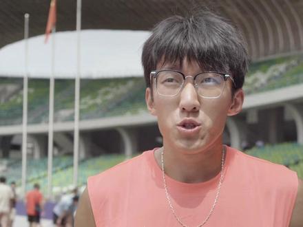 对话 丨李泽洋 湖北短跑新的领军人物 2023年,已在短跑项目坚持数年的李泽洋遭遇了一系列伤病,成绩多年的停滞不前使其心态也随之波动,一度萌生“不再继续”的念头。那一年,他选择暂别队伍,远离了专业训练。半年后,李泽洋重返赛场,内心的困结也逐渐解开。他反思此前频发的伤病,认为根源在于自己对专业训练的理解和认知尚有不足。
回归后的这一年,他不断突破个人最好成绩,先突破了多年的“10.40秒”的魔咒,后继续突破了10.30秒,最终在2024衢州全国锦标赛中以10.26秒创PB夺得亚军。进入2025年,李泽洋早已将目标锁定在国际健将,整个赛季他多次跑出10.2秒级别的成绩,并在衢州全国锦标赛中再次把握住机会,以10.16秒再度刷新个人最佳收获亚军,成为湖北历史第二人。
师从翟进明教练后,李泽洋坦言,训练内容虽未有巨大调整,但他的态度更加积极主动,更渴望突破自我,对百米短跑的理解也愈发深刻。从2019年二青会夺冠的那个“眼镜飞人”,到如今涅槃重生、跻身全国短跑一线行列。李泽洋的逆袭之路值得被更多人看到。他的偶像布罗梅尔,同样是从低谷中奋起的短跑名将。期待李泽洋继续带领湖北短跑实现更大的突破。@李泽洋Tray