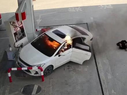 惊险!贵州一轿车起火冲进加油站,撞倒加油机,一人浑身是火跳下车……