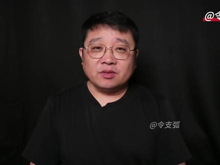 韬定律真相——半导体的新时代开始了! 华为提出的 “韬定律” 引发热议,其本质是半导体产业突破摩尔定律瓶颈的新路径。摩尔定律主导半导体行业数十年,核心是通过制程微缩,每 18-24 个月让晶体管数量翻倍、性能提升,这是二维平面芯片的发展规律,也让西方掌控了全球半导体产业链。
如今制程逼近 1 纳米物理墙,量子隧穿效应导致芯片漏电、发热,摩尔定律难以为继。行业尝试的 3D 物理堆叠只是 2D 思维延伸,无法从根本上解决问题。而 “韬定律” 核心是真 3D 逻辑折叠,从电路级重构立体布线,压缩信号延迟,实现性能跃升。
西方现有 EDA 软件、产业链均适配 2D 或伪 3D 芯片,跟进 “韬定律” 需全产业链重构,代价极高。华为历经 6 年积累、380 余款芯片验证,已构筑技术壁垒。如同中国新能源车颠覆西方燃油车产业,“韬定律” 将打破西方半导体垄断,开启中国引领的半导体新时代。
#华为 #韬定律 #华为韬定律 #半导体行业 #黄仁勋