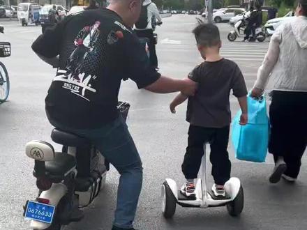 带幼童马路上骑平衡车,这个爹你可长点儿心吧