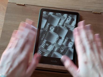 不追网文,这部kindle够用了 | kpw6使用分享 终于录了这期,
其实也没什么干货可以分享的,
kindle嘛,
十年前和十年后还不是一样用,
只是屏幕更新了,翻页更快了,
得不到才是最好的,我更爱ko系列。
`
本期内容包括:
1、kwp6 屏幕夸夸
⭐残影不存在的,丝滑。
⭐翻页动画效果真香
⭐黑夜模式牛逼
2、kindle二十年不变捣腾格式吧!
💔开个美亚账号
💗zlibray 和 mox 够用了
💔倒腾格式老三样
💗浏览器看微信读书也不是不行
3、kindle配件
💛蓝牙翻页器不能用,只能用夹子
💛固件升级后可以敲两下翻页
大概就是这些~
累~
以后不想做了
#kindle #kpw6 #电子书 #墨水屏 #阅读器