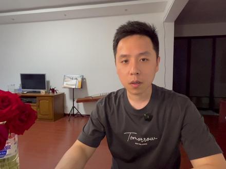 关税战的目标,制造业回流?还是收割盟友? 美国关税战再出重拳:一边与越南达成协议,一边向多国施压新关税标准。这一系列操作,实则与 1971 年尼克松的 “美元脱钩 + 关税制裁” 如出一辙 —— 本质都是通过打破现有体系收割盟友,维护自身霸权。
视频深入解析:为何说美国制造业衰落并非偶然?金融资本的过度扩张、“股东利益最大化” 的畸形逻辑,如何一步步掏空了美国工业根基?而如今美国对越南的 “全面市场准入” 要求,究竟是为了重振制造业,还是为金融资本渗透铺路?面对美国的霸权套路,中国又该如何应对?答案或许藏在传统产业的智能化升级里 —— 从黑灯工厂到新质生产力,制造业的 “体系化优势” 才是破局关键。美国打他的金融战,我们练自己的 “内功”,这场博弈的核心,从来都是 “谁能守住实业根基”。点击观看,看懂美国关税战背后的百年霸权逻辑,以及中国产业升级的必由之路。#硬核深度计划 #零基础看懂全球 #美国关税战 #美元霸权 #新质生产力