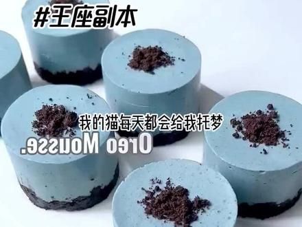 王 座 副 本 #甜甜的恋爱
#爽文
#悬疑
#推理
#每日推文
#文荒推荐
我的猫每天都会给我托梦,说自己是恐怖副本里的大怪物,威胁我不要再对他动手动脚。我没在意。直到穿进恐怖游戏,圣洁却处处诡异的神殿里,我被银发碧眼的少年绑在王座上玩弄,浑身颤抖。十指相扣,他满眼愉悦:主人哭着求饶的样子,真是太可爱了。我的猫又给我托梦了。他气急败坏道:你每天乱摸乱亲也就算了,今天一直盯着我上厕所是想干什么!?少年银发蓝眸,耳根发红。我那是等着给你换猫砂呀。我眨眨眼,无辜道:而且每只小猫都被主人亲亲摸摸的,这样才有罐罐吃。我说了我不是猫!我是恐怖副本里的怪物!他更气了:等我回到副本后你就完蛋了!少年的声音逐渐地消散,我皱眉慢慢地睁开眼,看见白色的猫咪正站在床头盯着我瞧。那双碧蓝色的眼睛里似乎满是幽怨。梦里的威胁瞬间被我忘得一干二净。咪咪,你在等我起床吗?我把猫咪搂在怀里肆意地蹂躏。嗷呜!他把肉垫拍在我脸上,十分不情愿的样子。动作间,他的毛发中掉出一粒猫砂。我揉揉他的头,抽出一张湿巾,把他从头擦到尾。当然,那地方也没放过。耳边隐隐约约地又响起少年愠怒的声音:我要吃掉你!我疑惑地抬起眼林安简声陈若#林安简声陈若小白#林安简声陈若#林安 简声 陈若 小白#我的猫是恐怖游戏大boss #我的猫每天都会给我托梦 简声小白猫陈若后续,简声小白猫陈若完结,简声小白猫后续,简生,简生陈若恐怖游戏小说后续,#简声小白猫陈若 我的猫每天都会给我托梦完结 #简声陈若张森于林安简声陈若张森于林安后续,简声陈若张森于林安完结#陈若林安简声陈若林安简声后续 陈若林安简声结局 #简声林安陈若 简声林安陈若配享太庙陈若,林安,简声 简生陈若恐怖游戏,#我的猫是恐怖游戏的大boss简安 ,恐怖游戏躲猫猫却没看到半个人影。脑中又浮现出昨晚的梦。我摇摇头。想多了吧。小猫咪连说话都不会,又怎么会是大怪物?恐怖游戏什么的,现实生活中哪有这东西。我半点也不信。直到猫咪凭空地消失,我为找他掉进没有井盖的下水道里。没有想象中臭烘烘的污水,我一睁眼就发现自己站在一栋西式建筑前。圣洁的钟塔在阳光下散发着柔光,钟塔周身围绕着一群停滞在半空中的白鸽。我有些蒙地向四周望了望,发现身边有很多和我一样一脸茫然的人。欢迎各位玩家登录游戏。一道欢快的机械童声凭空地响起:伊晖巴娜提醒您,王座副本正文开始啦!四人副本白鸽小镇地图已加载完毕。副本难度:四颗星。主