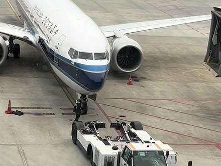 推出机位 飞机牵引车#广州机场 #南方航空 #随拍 #随拍记录生活 #追飞机的人