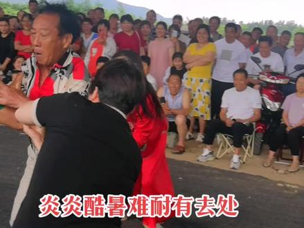 位于嵩县田湖镇樊店村网红桥下,出现摔跤期间,女方上身内衣被撕破尴尬情况,引发风波。男方衣服被撕破习以为常,女方内衣撕破有多尴尬!希望大家在娱乐同时,注意一点,不要重蹈覆辙。