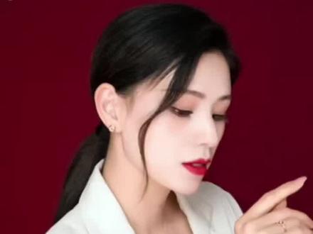 夏天到了 如何挑选项链?关注我 不迷路!#黄金珠宝 #一千个尝新的理由 #卖珠宝小姐姐