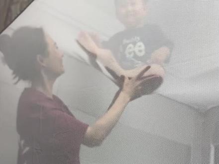 老婆真是购物奇才,这下带娃可以解放双手了!#爸爸带娃 #人类幼崽 #美朵嘉防摔安睡舱Max #防摔蚊帐