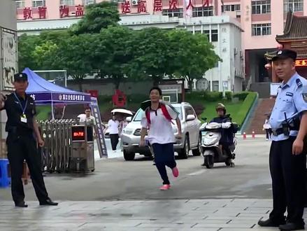 第一个走出考场的考生,果然都不是一般人,这一个个都是显眼包啊 #搞笑 #高考 #高考生 #显眼包