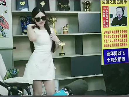 祖传话筒废了 李青青小姐姐来德华直播间热舞😂#甜美女主播 #李青青 #吕德华名场面
