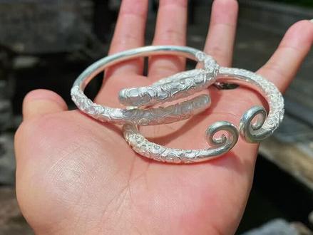 世上本没有雪花银,忽悠的人多了就成了有,雪花银本没有那么贵,拿回扣的多了…今天的喷子是什么型号…#丽江特产