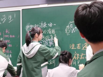献给我们的2025 #高三回忆录 #高中回忆 #高中 #青春万岁 #校园
@不定7 @N...N @不不不不不是我 @是岫烟不是抽烟:P @不要叫我沸羊羊 @fei_i @歪歪 @latike