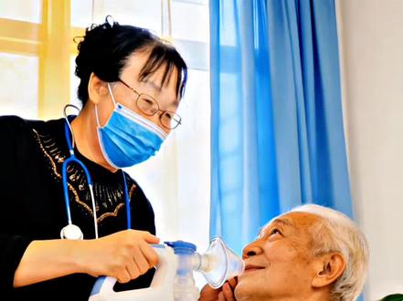 (第四集,卧床老人吸痰视频分享)
家人们,今天给大家介绍
照顾卧床老人必备的电动吸痰器
它的主要功能
就是通过负压吸力
把老人咳不出来的痰液吸出来
让老人呼吸更顺畅
不憋气、不窒息
吸力可以调节
操作简单,非常实用
下面我给大家演示
平时我是怎么给老人吸痰的
使用前先接好管子
检查负压是否正常
让老人侧卧,头偏向一侧
吸痰管进去的时候不开负压
轻轻插入以后
再打开负压
边旋转边往外退
每次吸痰时间不要超过15秒
避免老人缺氧不舒服
吸痰的时候动作要轻柔
不要硬捅,避免损伤气道
一根吸痰管只用一次
口腔和鼻腔要分开使用
如果老人出现脸色发紫、憋气
要立刻停止,让老人缓一缓
用完以后及时清洗消毒
保持干净卫生
照顾卧床老人不容易
规范操作,让老人少遭罪。
