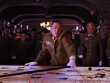 《波茨坦公告》(英语:Potsdam Declaration)发表于1945年7月26日,全称《中美英三国促令日本投降之波茨坦公告》,简称《波茨坦公告》或《波茨坦宣言》。这篇公告的主要内容是声明三国在战胜纳粹德国后一起致力于战胜日本以及履行开罗宣言等对战后日本的处理方式的决定。1945年7月17日,苏美英三国首脑在柏林近郊波茨坦举行会议,会议期间发表对日最后通牒式公告。由美国起草、英国同意。中国没有参加会议,但公告发表前征得了蒋介石的同意。苏联于1945年8月8日对日宣战后加入该公告。波茨坦公告共13条,主要内容有:盟国将予日本以最后打击,直至停止抵抗;日本政府应立即宣布所有武装部队无条件投降;重申《开罗宣言》的条件必须实施,日本投降后,其主权只限于本州、北海道、九州、四国及由盟国指定的岛屿;军队完全解除武装;战犯交付审判;日本政府必须尊重人权,保障宗教、言论和思想自由;不得保有可供重新武装作战的工业,但容许保持其经济所需和能偿付货物赔款之工业,准其获得原料和资源,参加国际贸易;在上述目的达到、成立和平责任政府后,盟国占领军立即撤退。1945年8月15日,日本昭和天皇发表接受波茨坦公告的停战诏书,宣布向同盟国无条件投降。#影视解说 #历史 #抖音二创激励计划