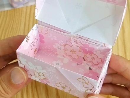简单好看的翻盖收纳盒折纸教程,快艾特手残闺蜜给你折。#折纸 #手工 #收纳盒折纸 @DOU+小助手