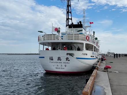 我在日本的核辐射之旅:探访末日小镇,挑战福岛海鲜 对于中国人来说,日本福岛,是一个神秘而又危险的地方。但与此同时,福岛又生活着200多万日本人。他们知道自己处于危险之中吗?他们是如何看待核辐射的呢?明明最爱吃海鲜的日本人,为什么同意排放核污水?为了回答心中的疑惑,我开启了一段日本核辐射之旅。先是探访了核电站所在的小镇:双叶町。我距离核电站最近的时候,只有3公里,你们猜猜,这时候的检测仪发生警报了没有?在排水口附近的海域,甚至可以看到游客在冲浪,也有非常经典画面:日本中学生在沙滩上拍写真。在福岛磐城最大的海鲜市场,畅销的鱼类都产自距离核电站排水口最近的捕鱼点,怕你不知道,商家还给你画了张地图。更让我不理解的是,福岛产的大蒜,竟然比中国进口的大蒜贵得多?总之,令一千多公里以外的中国人担忧的核辐射,在日本福岛,就像不存在了一样。被核污染的日本隐藏了哪些危险,本期视频带你一探究竟。#日本