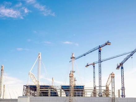 铜陵(含枞阳)交通重点项目近期进展清单
一、已完工/具备通车条件项目
1. G330一期钱铺段
◦ 进展:2024年7月已建成通车,当前处于正常运营阶段。
2. G330一期横埠至陈瑶湖段
◦ 进展:2025年10月实现主体完工,目前正完善交安、绿化等附属设施,推进交工验收。
3. 天天高速铜陵段
◦ 进展:2025年12月5日通过交工验收,已具备通车运营条件。
4. 乌金渡大桥重建项目
◦ 进展:2025年11月24日通过交工验收,正推进通车前收尾工作,近期将正式通车。
二、在建推进中项目
1. G3铜陵长江公铁大桥
◦ 进展:主桥已完成合龙,后续工程按既定计划推进。
2. 池州长江公铁大桥
◦ 进展:南主塔已浇筑至227米(预计2026年春节前封顶);2025年底将完成所有边跨钢梁架设;主体工程已完成80%,预计2027年具备通车条件。
3. S340横埠至会官段美丽公路(27.6公里)
◦ 进展:正按建设进度有序推进。
三、新启动筹备/开工项目
1. S40宁枞高速铜陵段
◦ 进展:已启动年内开工筹备工作,初期建设相关流程有序展开。
2. 铜陵江北港一期、枞阳枢纽港
◦ 进展:已启动开工建设;2025年9月披露港口规划布局已完善,当前处于前期工程推进阶段。
#铜陵 #枞阳