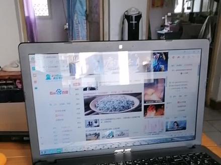 华硕笔记本型号Y581C被小孩用力拍打键盘侠,不给她玩手机游戏生气拍我电脑上,导致屏幕花屏,修了一天全拆散从新安装好了,问题出在屏幕的插排松动导致!