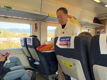 这是谁啊,怎么在动车上吃着魔芋爽,还怪香的#0203yw01