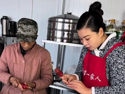 农村短剧彩色冰糖葫芦 大嘴鳄火山石烤肠39.9到手55根特别好吃#三农 #农村短剧原创 #记录我的东北农村生活 五颜六色冰糖葫芦