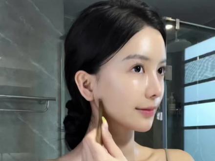 第二集,跟着不老女神水谷雅子练习面部刮痧提升少女颜。你可以说我不漂亮,但是你不能说我皮肤不好。
