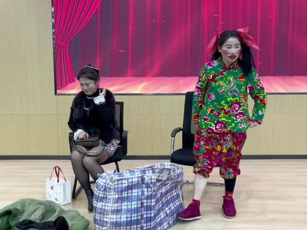 明明可以靠颜值,但我偏要靠实力,这该死的表演力#蓝天救援队 #年会 #小品 #你有我也有 #表演