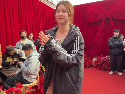 婚礼结束后,和大家聊天。好多人都说一直忍着没哭,就我发言的时候没忍住哭了~#记录婚礼的热闹场景