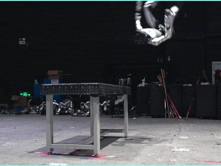 宇树春晚幕后曝光,王兴兴揭秘机器人,神级表演怎么做到的? #宇树科技 #春晚 #王兴兴 #机器人 #具身智能