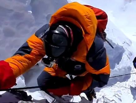 太震撼了!第一视角带你登顶【珠穆朗玛峰】,看着都有窒息的感觉 #极限运动 #登顶珠峰 #旅行 #第一视角 #最美雪山