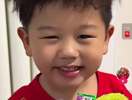 小朋友吃糖果的搞笑视频 小朋友宝宝都爱看的搞笑视频 小朋友都爱看#3到6岁儿童益智早教动画 #亲子互动 #奥特曼儿童动画片 #儿童视频 #儿童动画 吃糖果的小朋友搞笑视频